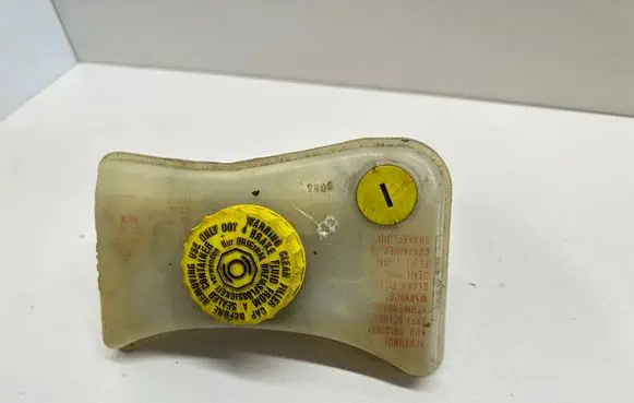 Audi A4 S4 B7 8E 8H Brake fluid reservoir 8E0611301