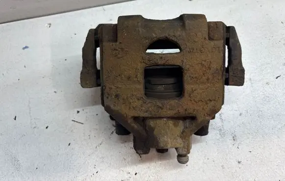Toyota Yaris Front brake caliper 569