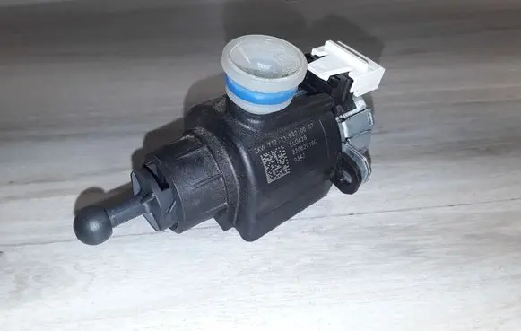 BMW M5 F90 Headlight level adjustment motor 22062018C 7721163200
