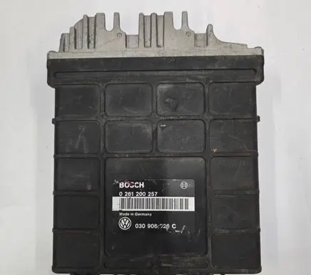 Volkswagen Golf III Engine control unit/module 030906026C 0261200257