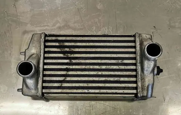Chrysler Voyager Intercooler air channel guide A1072868503A IA1072868503A