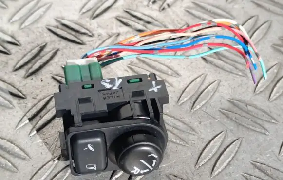 Nissan Qashqai+2 Wing mirror switch