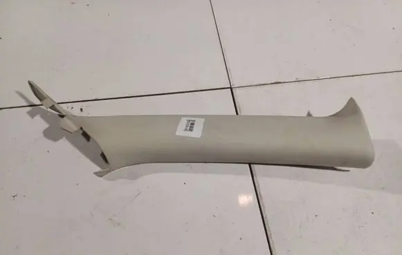 Chrysler 300 - 300C (C) pillar trim 0UM02DW1AG