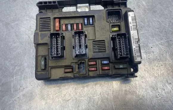 Peugeot Partner Fuse box set 9650618580 570850384 U118470002