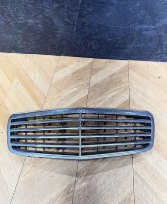Mercedes-Benz E W211 Front grill A2118801783