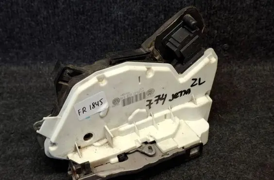 Volkswagen Jetta VI Rear door lock 5K4839015R