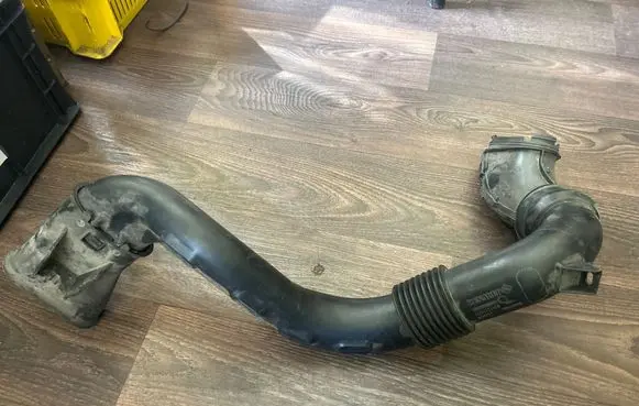 Dacia Dokker Air intake duct part 165556691R LSA927 70530763