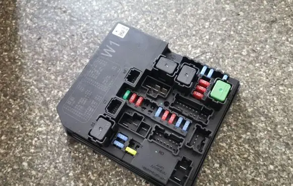 Nissan Leaf I (ZE0) Fuse module 284B73NA1A