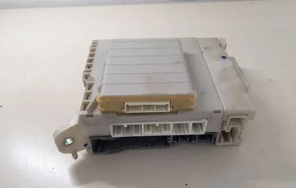Lexus IS 220D-250-350 Fuse module 8273053021