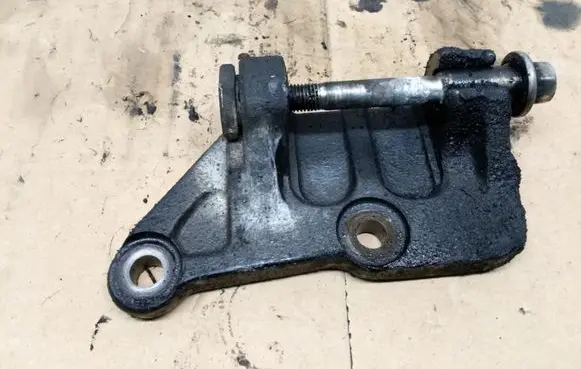 Toyota Corolla E120 E130 Engine mounting bracket 125110G010