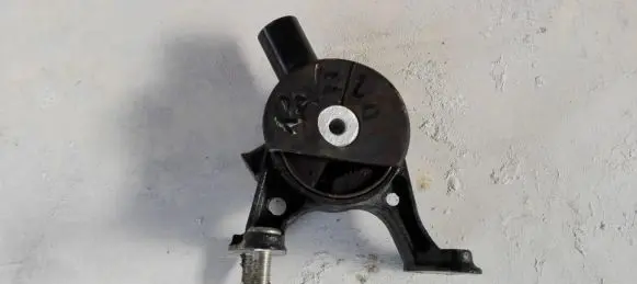 Toyota RAV 4 (XA40) Gearbox mounting bracket