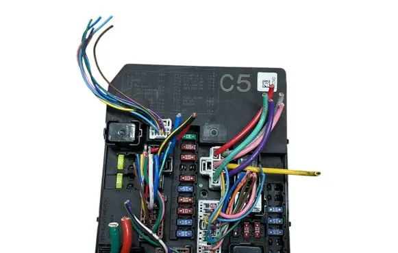 Nissan Juke I F15 Fuse module 284B71KA0D