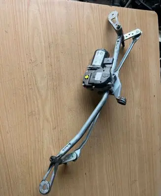BMW 5 G30 G31 G38 Front wiper linkage and motor W000061595 980000615950