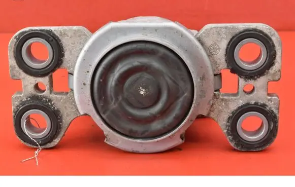 Engine mount vacuum valve