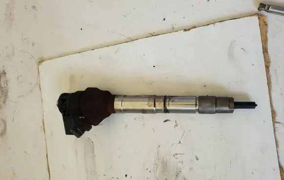 Volkswagen Tiguan Fuel injector 0445116