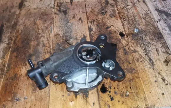 Renault Trafic III (X82) Vacuum pump