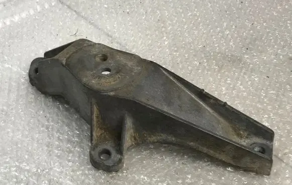 BMW 5 E39 Engine mounting bracket 1096079