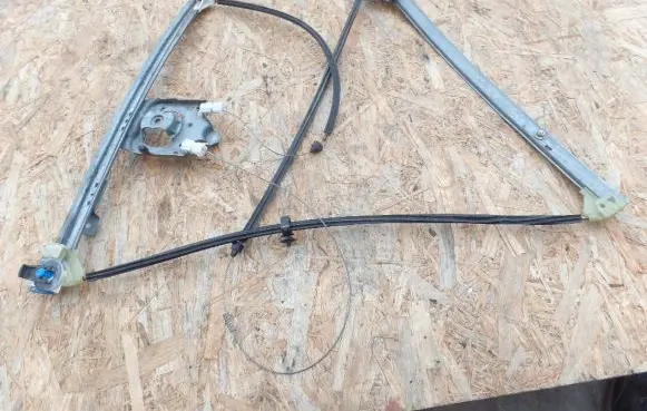 Front window lifting mechanism without motor