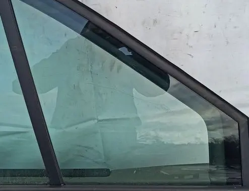 Renault Scenic II - Grand scenic II Front door vent window glass four-door PILKA