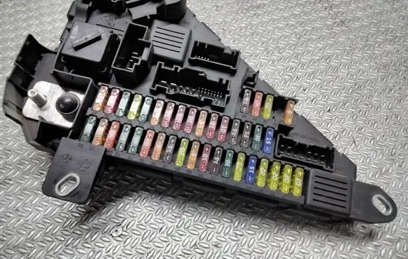 BMW 5 E60 E61 Fuse module 690661805 690661901