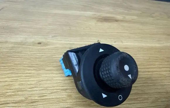 Peugeot Partner Wing mirror switch 185526