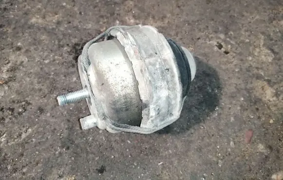 Engine mount bracket