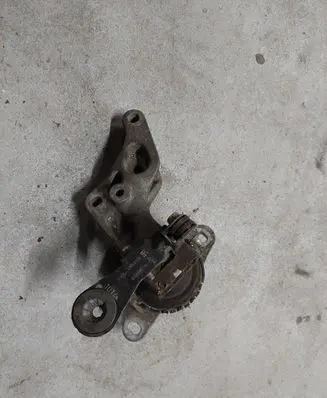 Opel Vivaro Engine mount bracket 112841371R