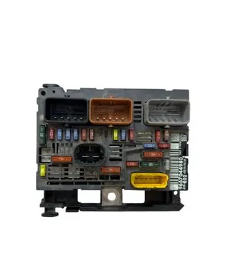 Peugeot 5008 Fuse module 9667044980