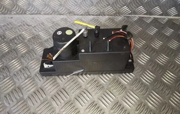 Mercedes-Benz E W210 Central locking vacuum pump 0132006338 2108000048