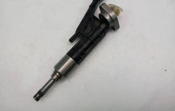 BMW X2 F39 Fuel injector 7639990