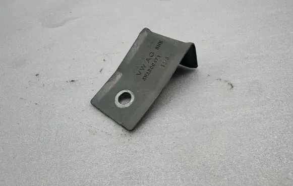 Volkswagen Tiguan Fender mounting bracket 5NA809471