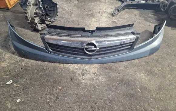 Opel Vivaro Front bumper upper radiator grill