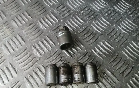 Nissan X-Trail T30 Anti-theft wheel nuts and lock 