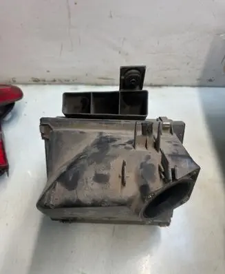 Volkswagen PASSAT B5 Air filter box 058133843 3B0133837AT