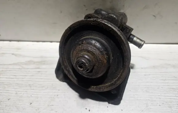 Renault Safrane Power steering pump 7846075