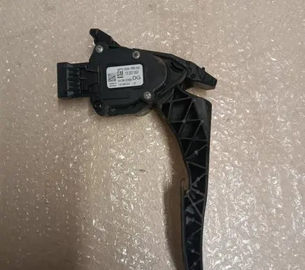 Opel Insignia A Accelerator throttle pedal 13237352