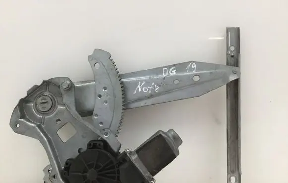 Rear door manual window regulator