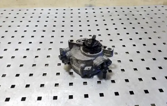 Peugeot 308 Vacuum pump 9804021880
