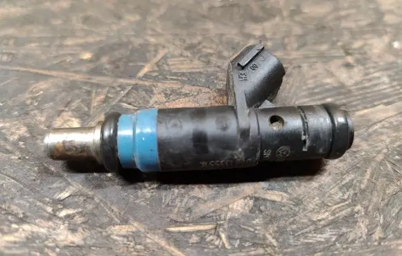 Audi A4 S4 B7 8E 8H Fuel injector 06B133551K