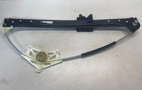 Rear window lifting mechanism without motor