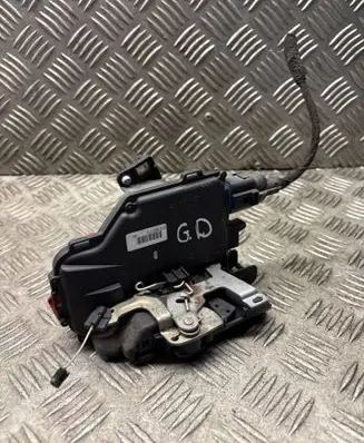 Volkswagen Touran I Rear door lock 7L0839016