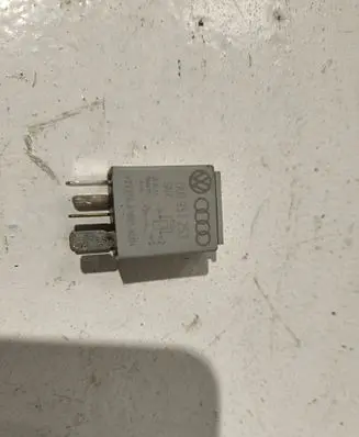 Volkswagen PASSAT B6 Other relay 1K0951253
