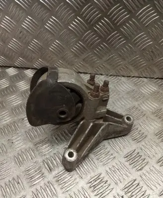 Mitsubishi Carisma Engine mount bracket