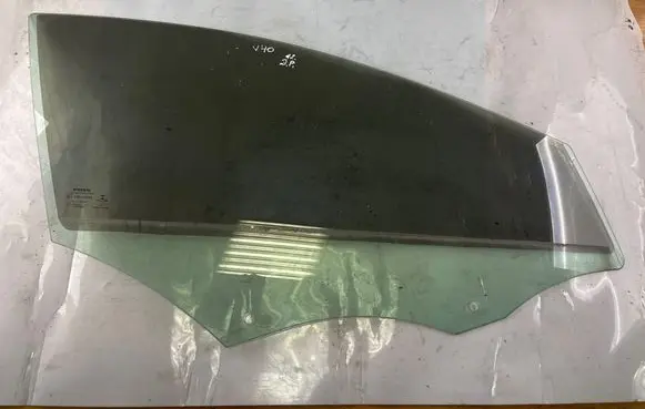Volvo V40 Front door window glass four-door