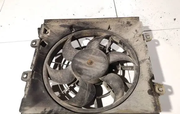 Radiator cooling fan shroud