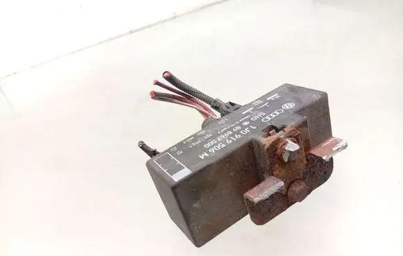Volkswagen Polo Coolant fan relay 1J0919506M