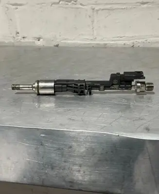 BMW 5 F10 F11 Fuel injector 7597870 10213541