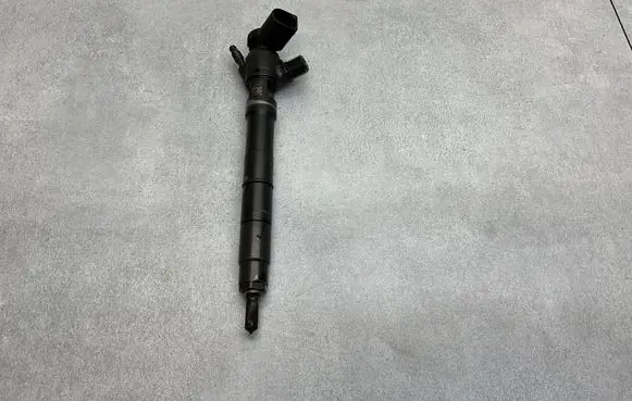 Skoda Octavia Mk3 (5E) Fuel injector 04L130277D