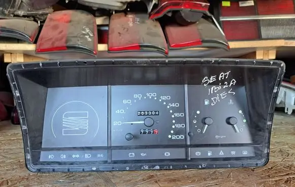 Seat Ibiza I (021A) Speedometer (instrument cluster) 19517101 X039685040 39685040