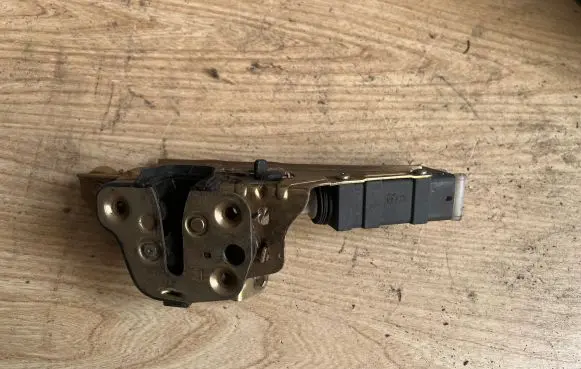 Opel Omega B2 Rear door lock 90449074 505329